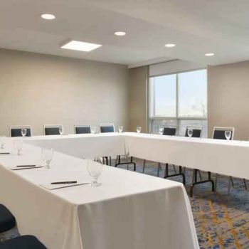 Hotel Embassy Suites By Hilton Toronto Airport image