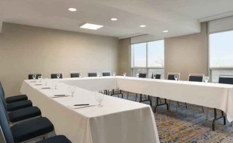 Hotel Embassy Suites By Hilton Toronto Airport image