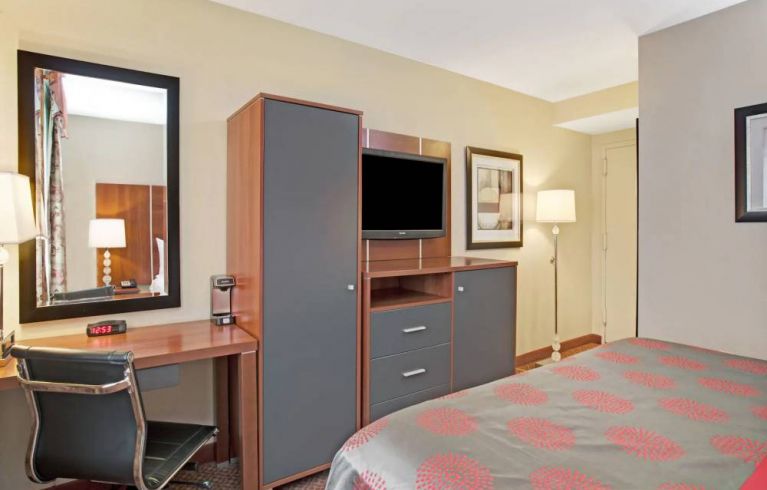 Ramada Staten Island, Staten Island