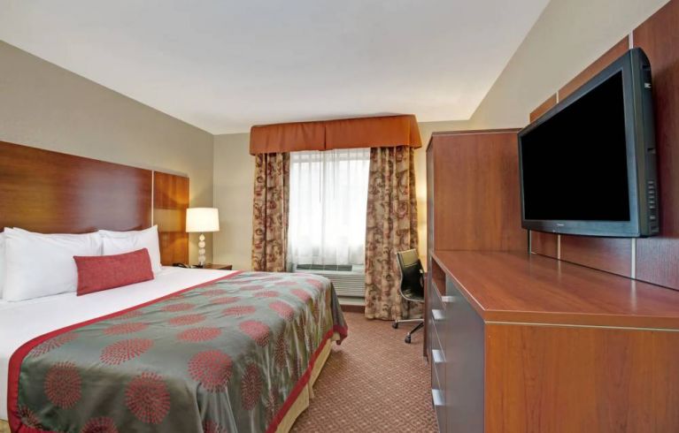 Ramada Staten Island, Staten Island