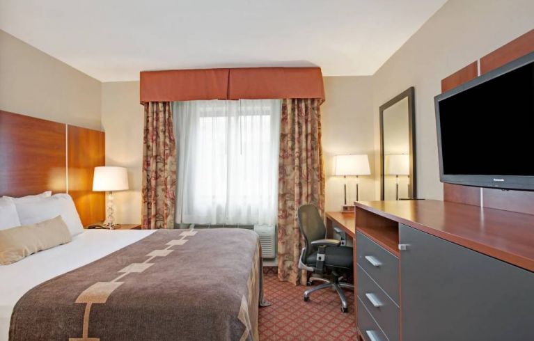 Ramada Staten Island, Staten Island