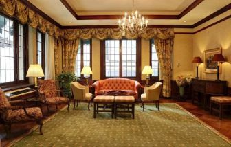 The Wall Street Inn’s lounge lobby, with stylish décor and sofa/armchair seating.