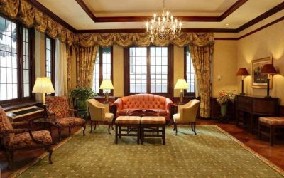 The Wall Street Inn’s lounge lobby, with stylish décor and sofa/armchair seating.
