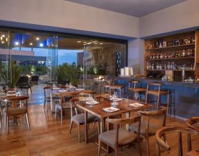 Comfortable dining and coworking space at Hyatt Centric Campestre Leon.