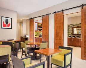 Comfortable dining and coworking space at Hyatt Place Aguascalientes/Bonaterra.