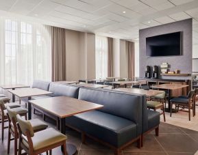 Comfortable dining and coworking space at Hyatt Place Chicago Medical/university District.