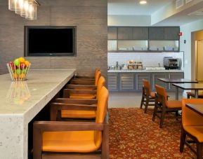Comfortable dining and coworking space at Hyatt House Houston / Galleria.