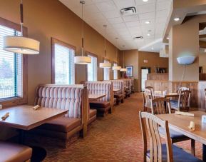 The hotel’s Daltons Restaurant has booth and free table seating, and carpet underfoot.