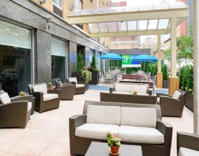 The Holiday Inn Express New York City – Chelsea’s outdoor patio with sofas, chairs, and small tables.