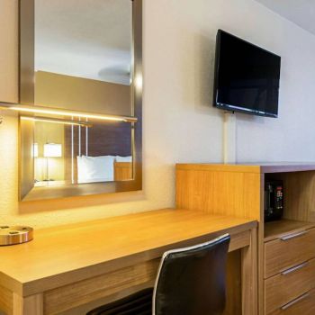 Hotel Quality Inn & Suites Hollywood Boulevard image