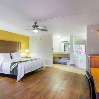 Hotel Quality Inn & Suites Hollywood Boulevard image