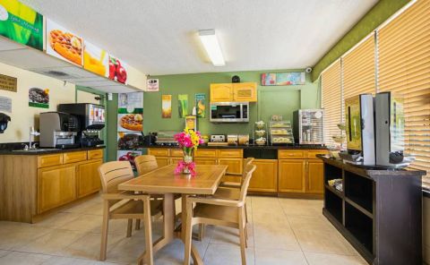 Hotel Quality Inn & Suites Hollywood Boulevard image