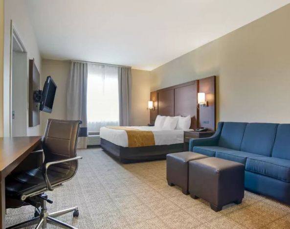 Spacious delux king with work station and TV at Comfort Suites Alexandria, LA.