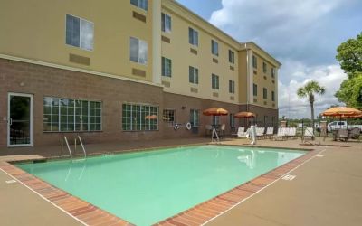 Large outdoor pool at Comfort Suites Alexandria, LA.