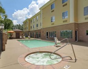 Outdoor hot tub at Comfort Suites Alexandria, LA.