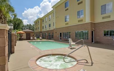 Outdoor hot tub at Comfort Suites Alexandria, LA.