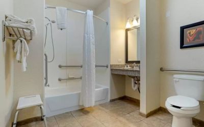 Guest bathroom with bath and shower combo at Comfort Suites Alexandria, LA.