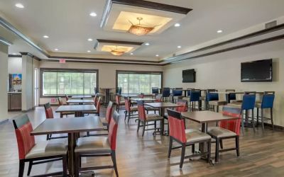 Dining and coworking space at Comfort Suites Alexandria, LA.