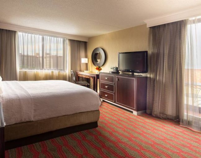LaGuardia Plaza Hotel