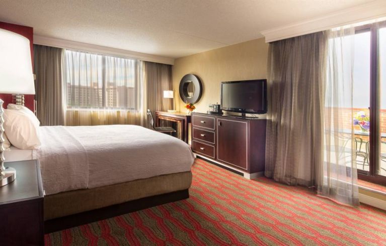 LaGuardia Plaza Hotel, LaGuardia