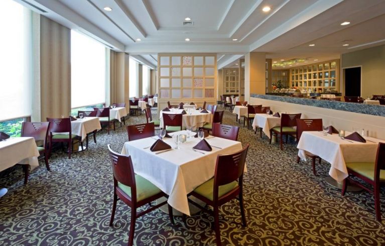 LaGuardia Plaza Hotel, LaGuardia
