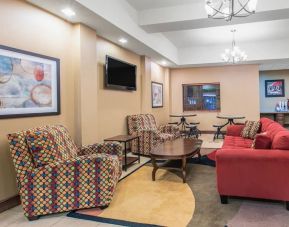 Lobby and coworking space at Hawthorn Suites By Wyndham Longview.