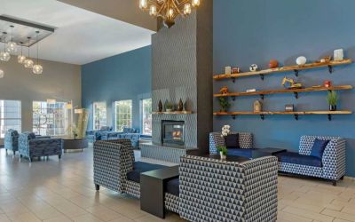 Lobby and coworking lounge at Best Western Plus Mountain View Auburn Inn.