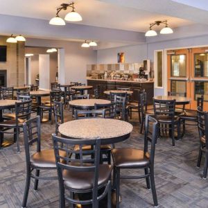 Dining area perfect for coworking at Best Western Plus Mountain View Auburn Inn.