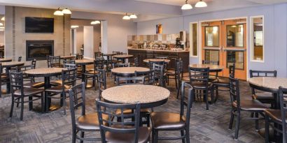 Dining area perfect for coworking at Best Western Plus Mountain View Auburn Inn.