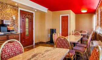 Dining area at Rodeway Inn Meadowlands.