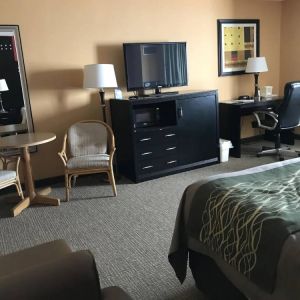 Work desk, TV, table and chairs inside day use room at Travelodge Absecon Atlantic City.