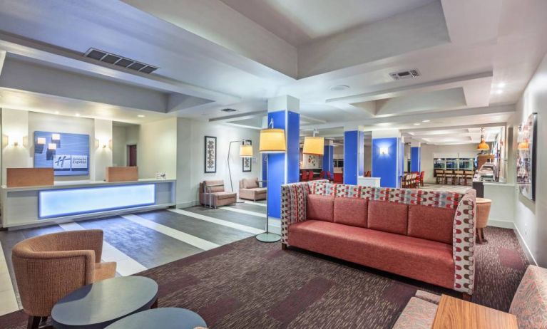 Lobby and coworking lounge at Holiday Inn Express & Suites Shreveport South - Park Plaza.