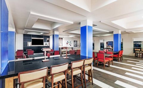 Hotel Holiday Inn Express & Suites Shreveport South - Park Plaza image