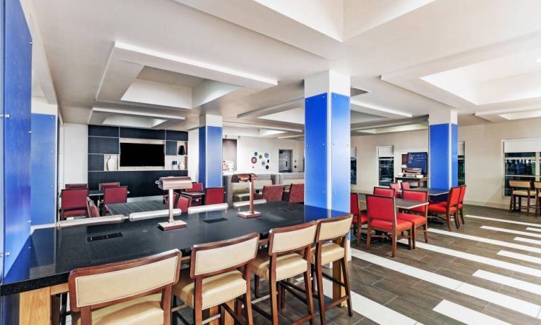 Dining area perfect for coworking at Holiday Inn Express & Suites Shreveport South - Park Plaza.