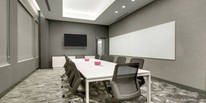 Professional meeting room at The Rose Hotel Chicago O’Hare, Tapestry Collection By Hilton.