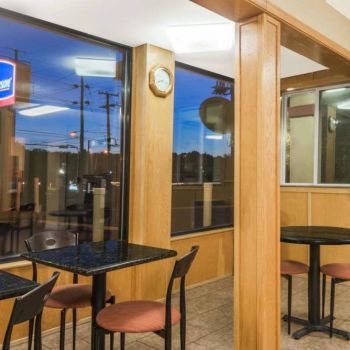 Hotel Howard Johnson Express Inn - Rocky Hill image