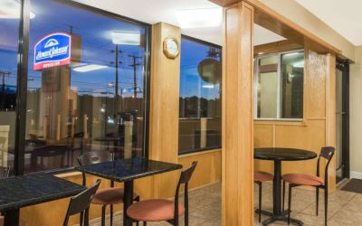 Dining area at Howard Johnson Express Inn - Rocky Hill.