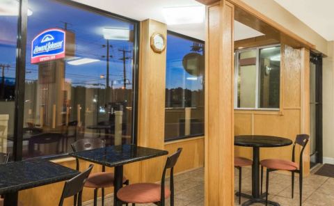 Hotel Howard Johnson Express Inn - Rocky Hill image