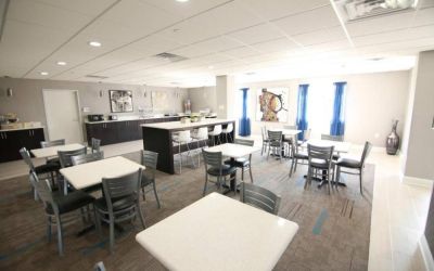 Dining area perfect for coworking at Home Inn & Suites.