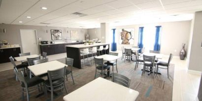 Dining area perfect for coworking at Home Inn & Suites.