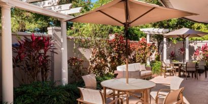 Outdoor patio at Courtyard By Marriott Sarasota Bradenton Airport.