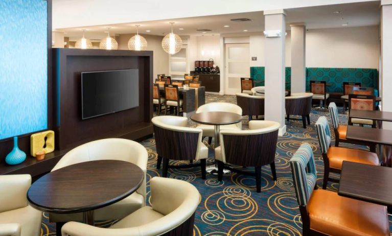 Dining area perfect for coworking at Residence Inn Fort Lauderdale Airport & Cruise Port.