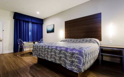 Day use room with dining table at Palace Inn Blue Gessner.