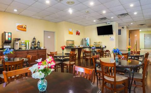 Hotel Quality Suites Atlanta Airport East image