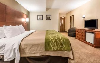 Spacious delux king bed with TV at Comfort Inn & Suites Barrie.