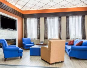 Comfortable lobby and coworking space at Comfort Inn & Suites Barrie.