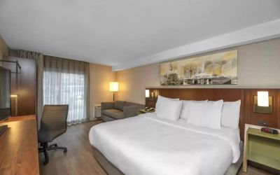 Romantic king room at Comfort Inn Brossard.