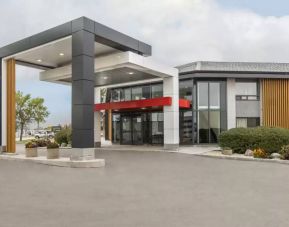 Hotel exterior at Comfort Inn Brossard.