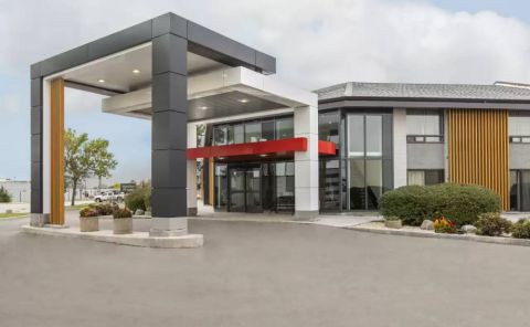 Hotel Comfort Inn Brossard image