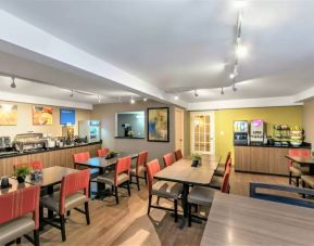 Dining hall and coworking space at Comfort Inn Brossard.